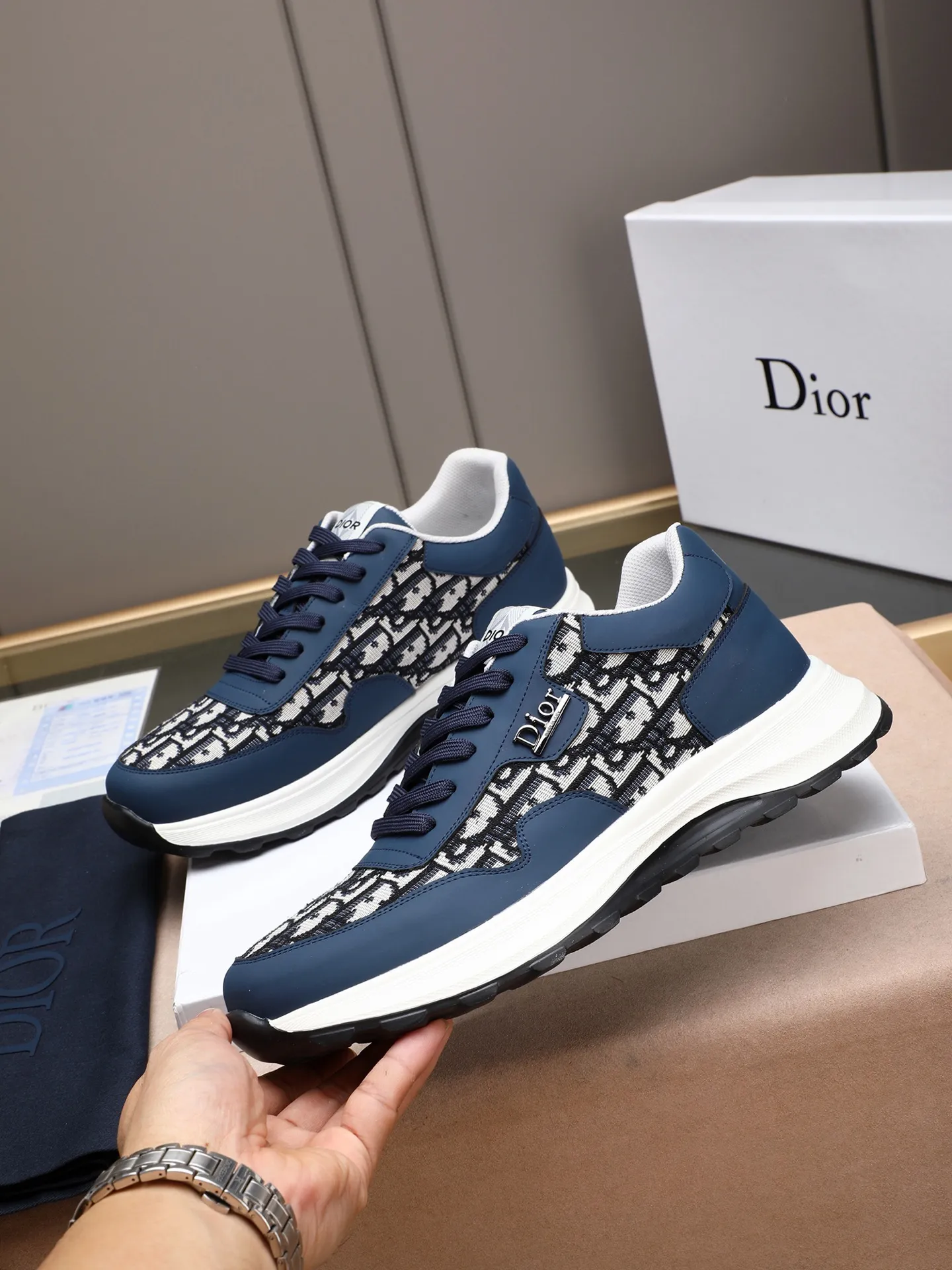🆕🆕🆕Men's Shoes💰P460 Dior's avant-garde and versatile fashionable men's shoes are privately modeled, calfskin stitched with Dior's special waterproof fabric, fashionable, simple, stylish, eye-catching and classy. It will subvert old ideas and be a must-have for fashionistas who want to spend time with you! Must keep it for yourself! High-end comfort but low-end, high-end quality workmanship. Code number: 38-44 (45 customized) 4 colors for your choice [kiss][kiss][kiss]
